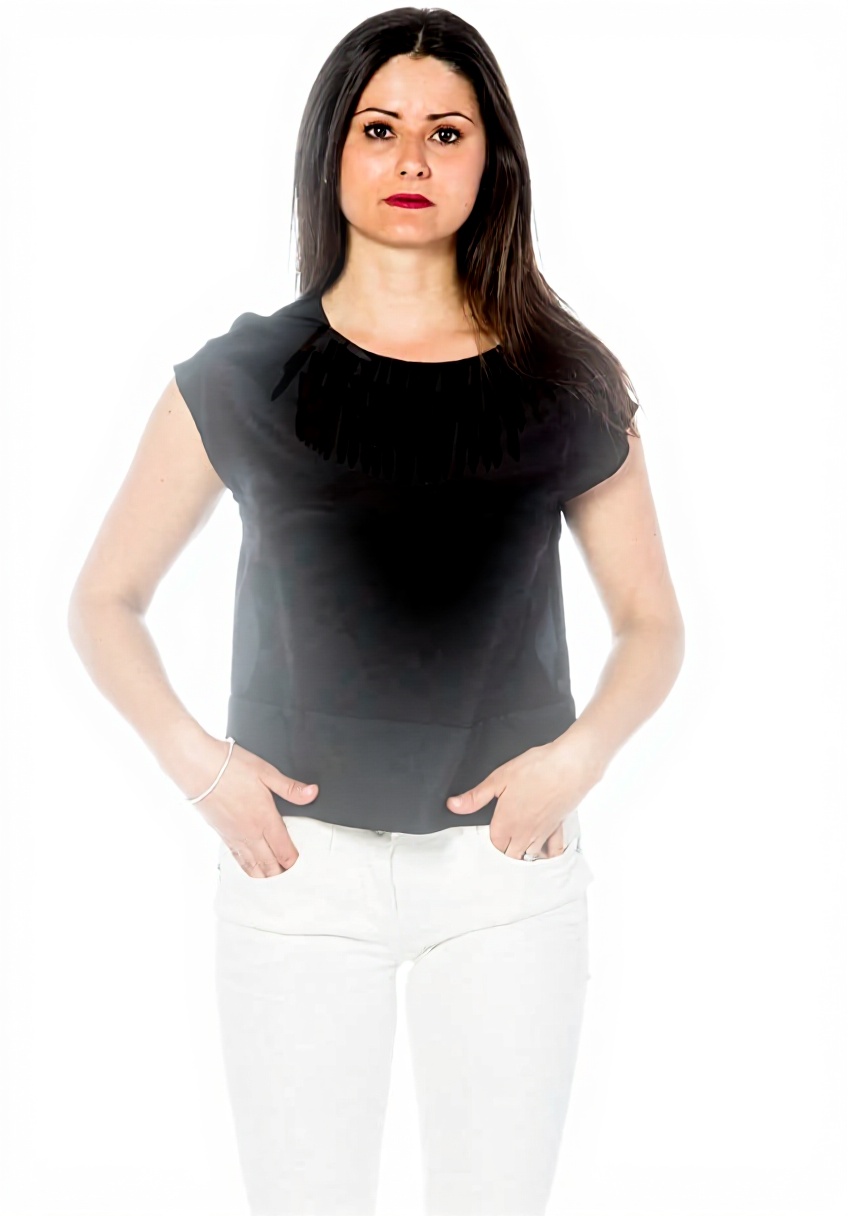 'Camicia in seta Patrizia Pepe indossata in un ambiente elegante'