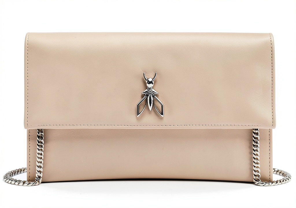 Installing Pochette Patrizia Pepe pelle vitello tracolla staccabile on a wooden desk