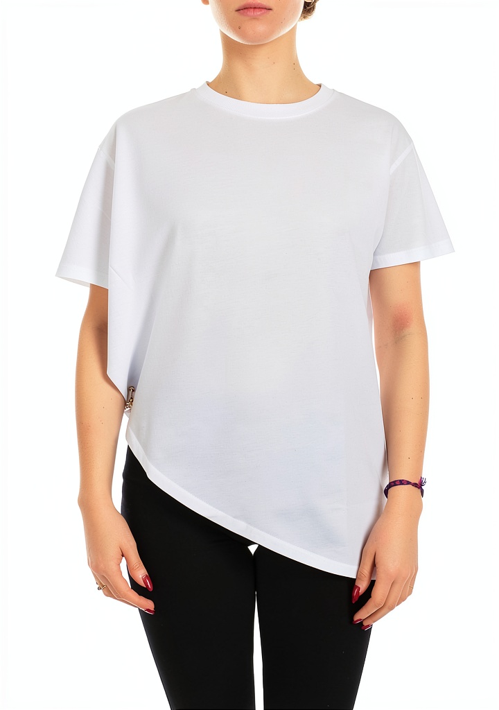 Modella che indossa la T-shirt asimmetrica Patrizia Pepe nera in un contesto urbano