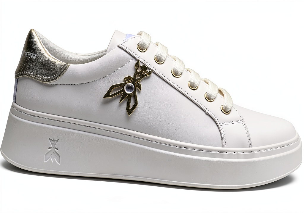 PATRIZIA PEPE PJ303 Sneakers Platform Donna in pelle bianca indossate durante un'attività leggera in magazzino