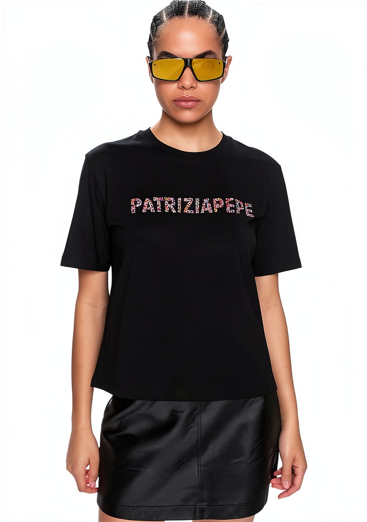 'T-shirt Patrizia Pepe in Nero indossata in un contesto casual'