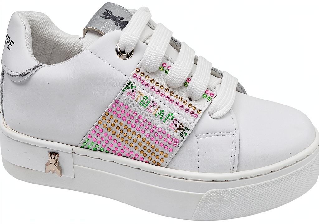 Scarpe da ginnastica Patrizia Pepe per ragazze in primo piano su sfondo neutro